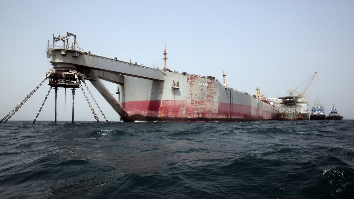 В Червено море йеменските бунтовници хуси са отвлекли товарен кораб