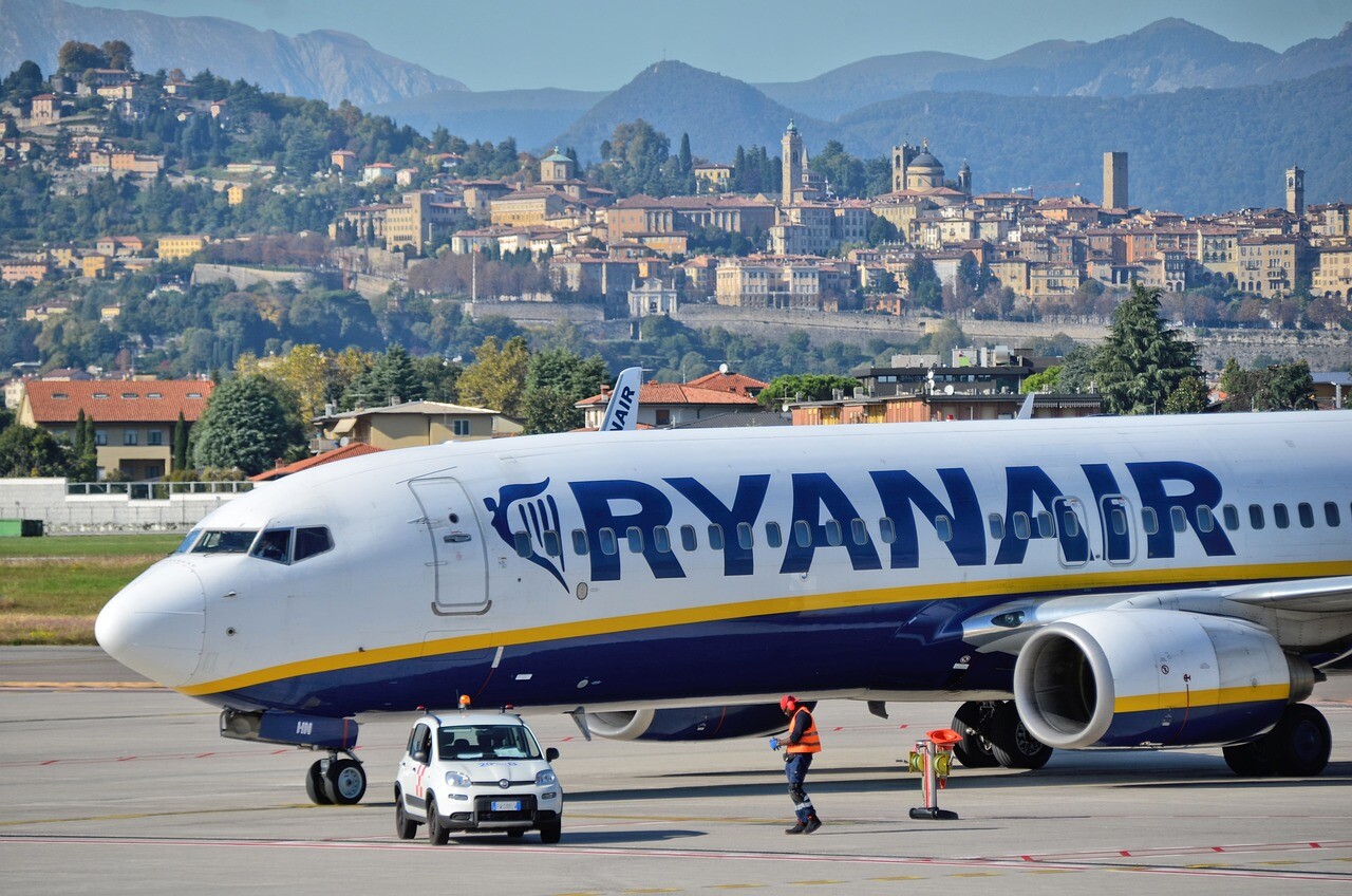 Ryanair намалява цените на билетите и предупреди за празни места