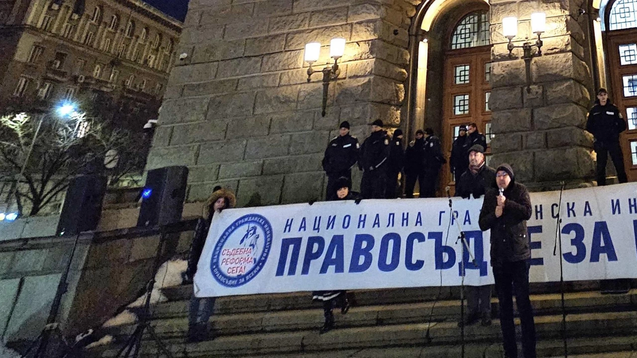 Група граждани се събраха на протест на площад Независимост в