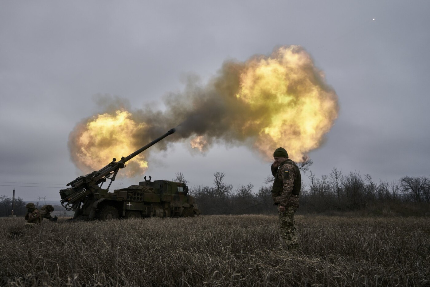 Ситуацията на фронта се влошава за Украйна която очаква одобрената