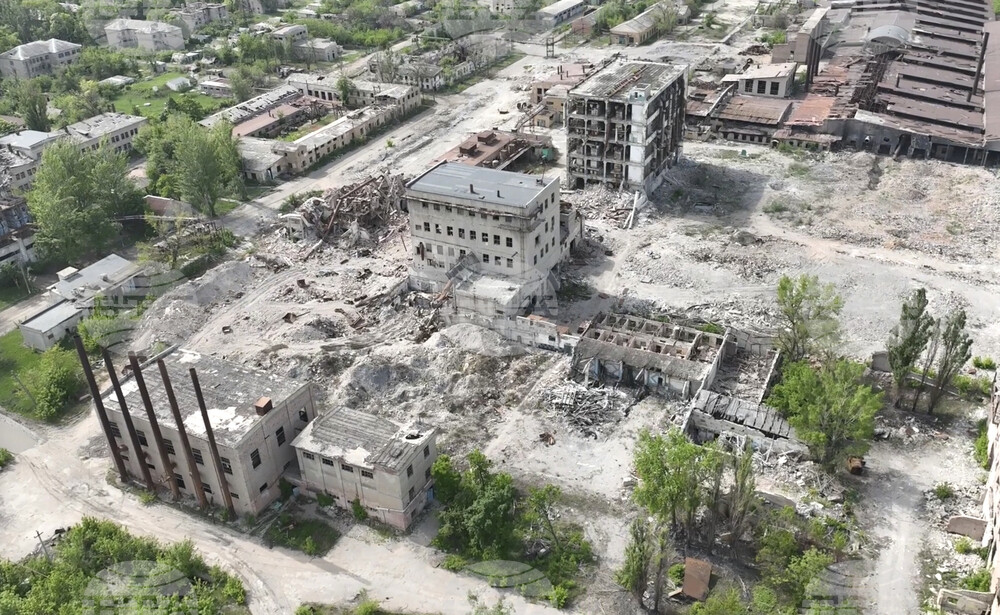 Безмилостните руски артилерийски удари са опустошили стратегическия източноукраински град Часов